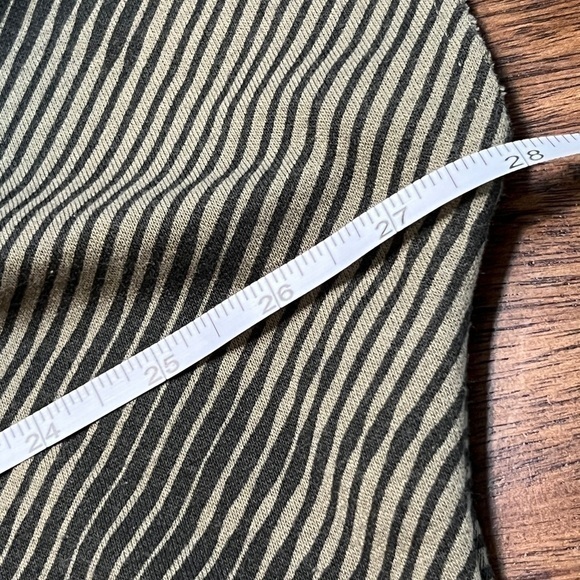 Under Armour NWOT Project Rock Hoodie Women’s Size Medium Fleece SS Crop Camo - Picture 6 of 7